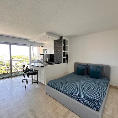 Beau Dans Avec Piscine Et Vue Sur La - 5min Des Plages